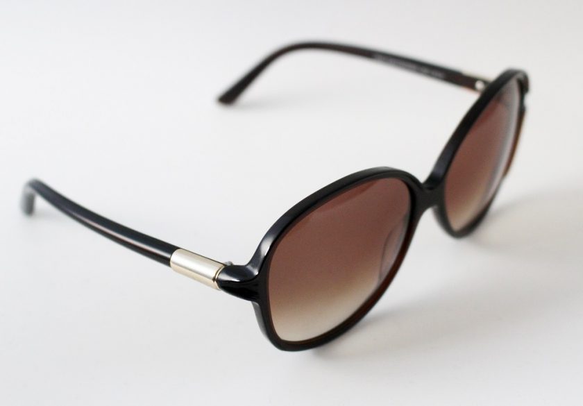 WILLIAM MORRIS ROUNDED SUNGLASSES side view of glasses, the arm has a gold detail to just before the glasses start, the glasses are brown in colour