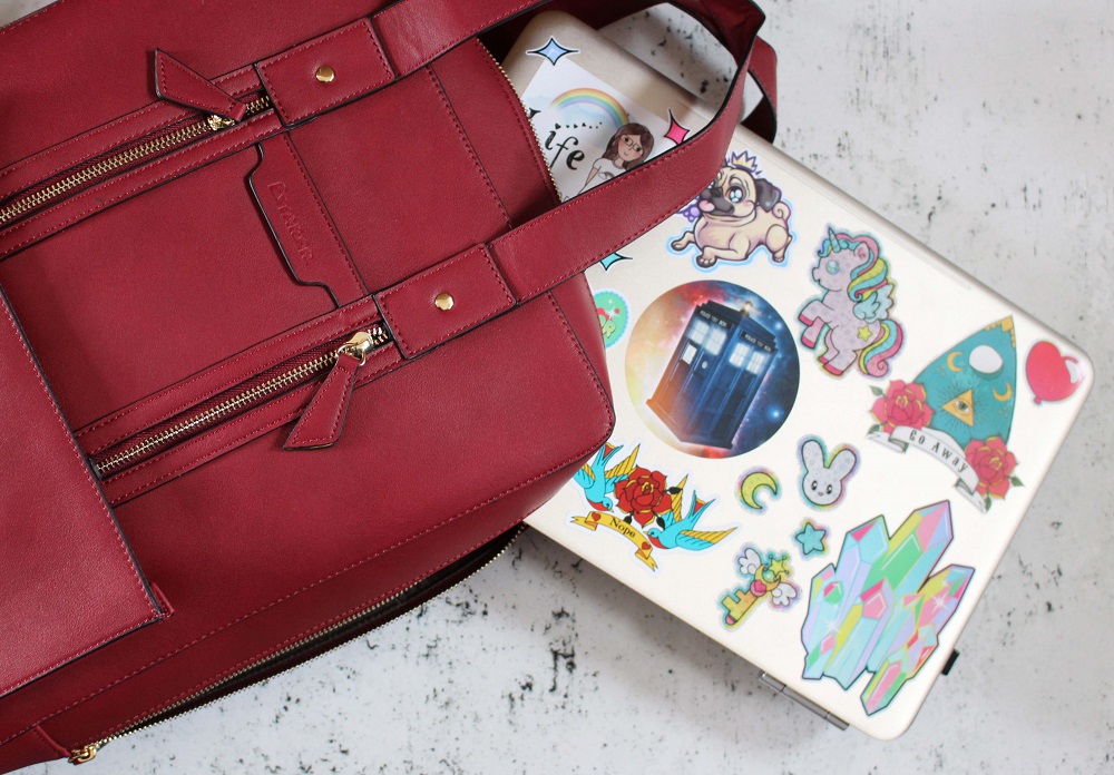 Estarer Womens Laptop Bag in red - alongside my laptop