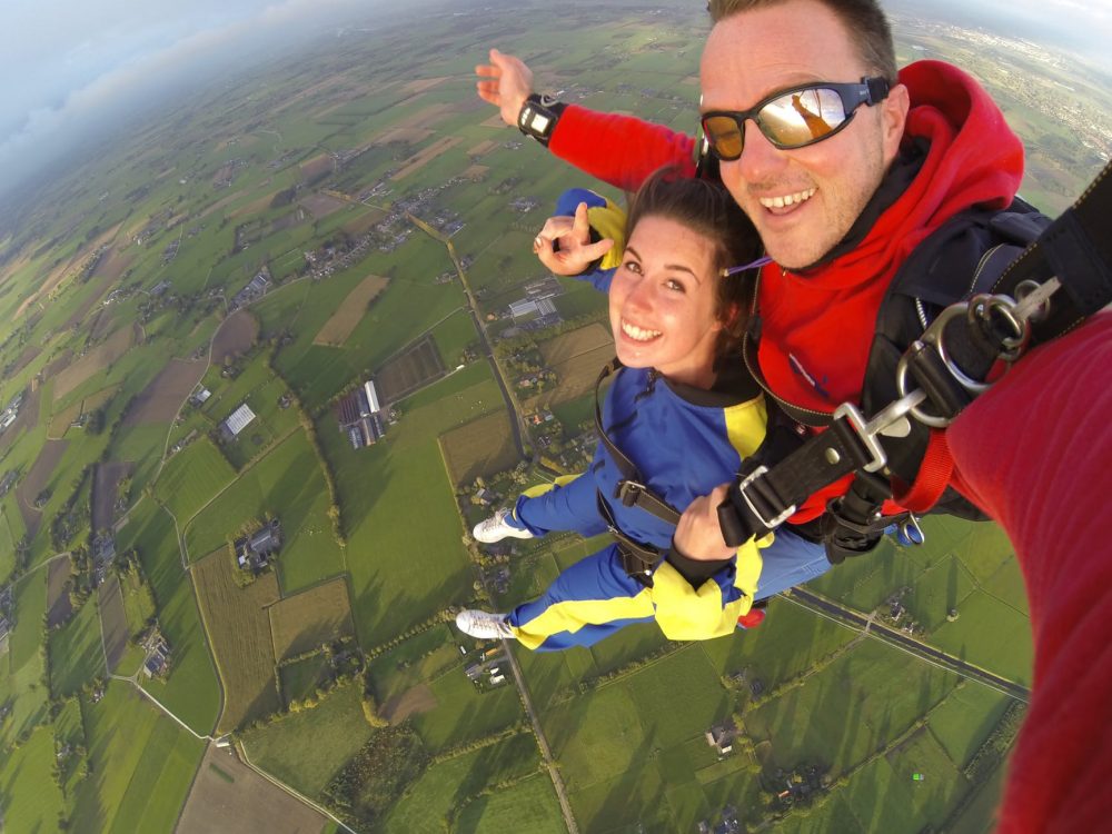 People Sky diving