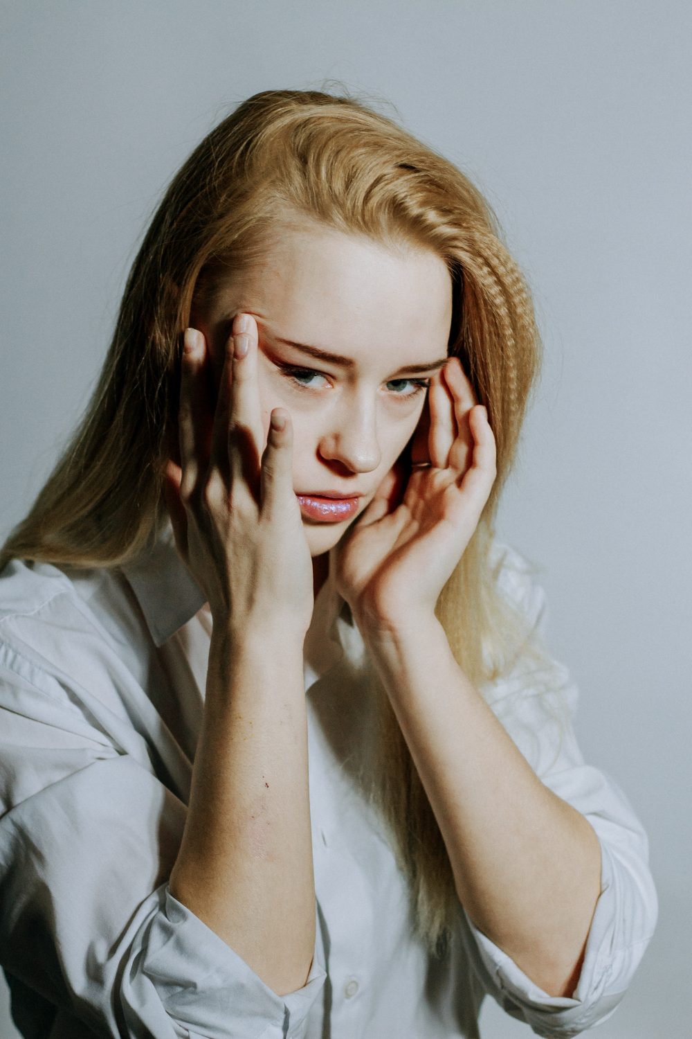 Women with her hands to her head