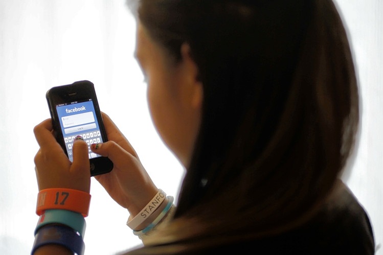 HOW FACEBOOK INFLUENCES GIRLS ABOUT THEIR PHYSIQUE AND HOW CAN PARENTAL CONTROL APPS DO (feature image)