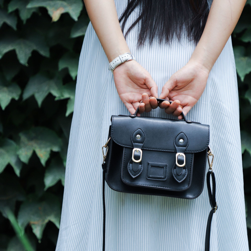 lady holding a handbag