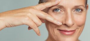 womens face focus on her eyes