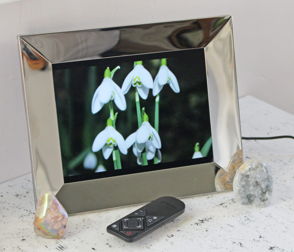 Nixplay Smart Photo Frame W10G and remote