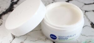 Nivea Naturally Good Chamomile Day Cream Header