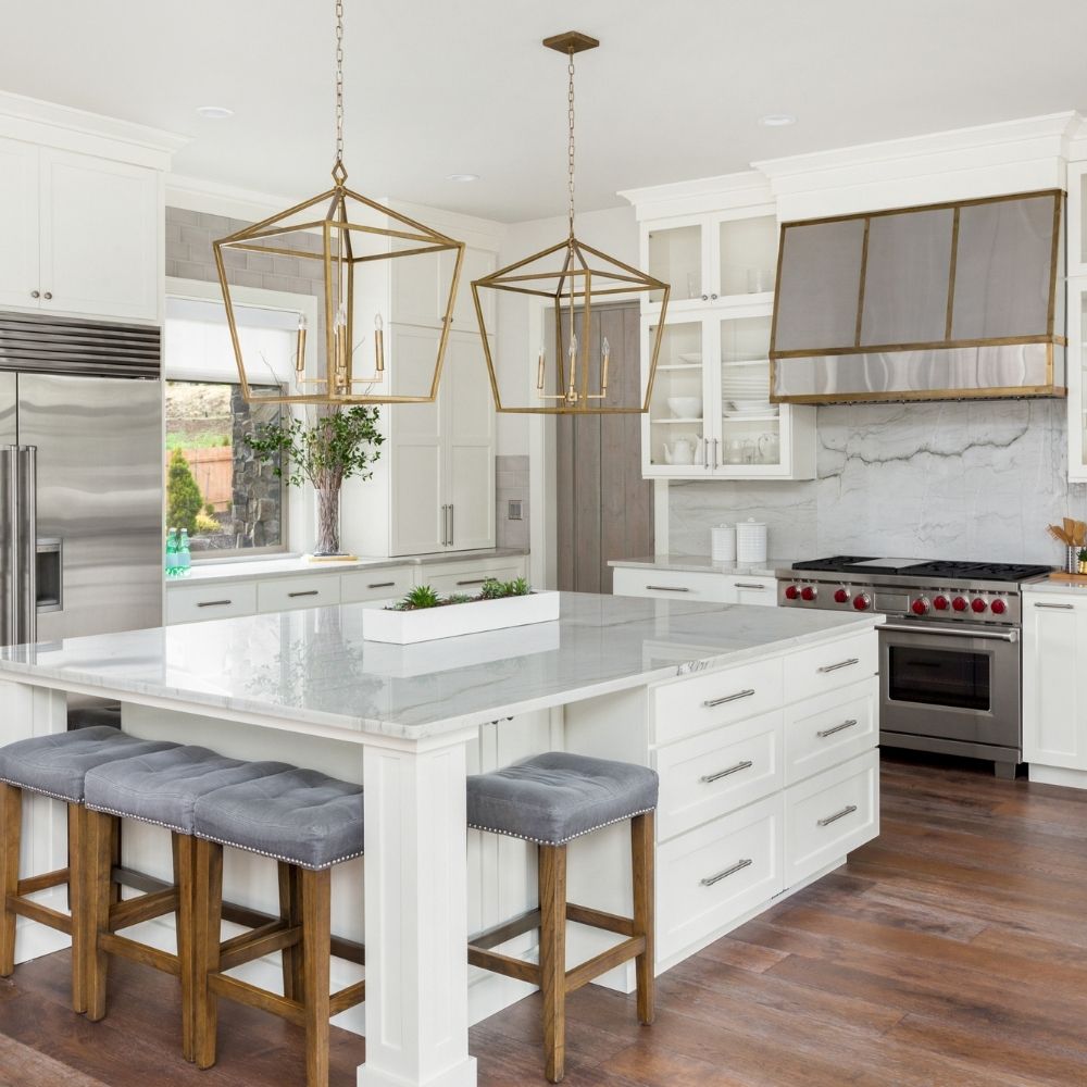 kitted out kitchen with area in the middle of dinning