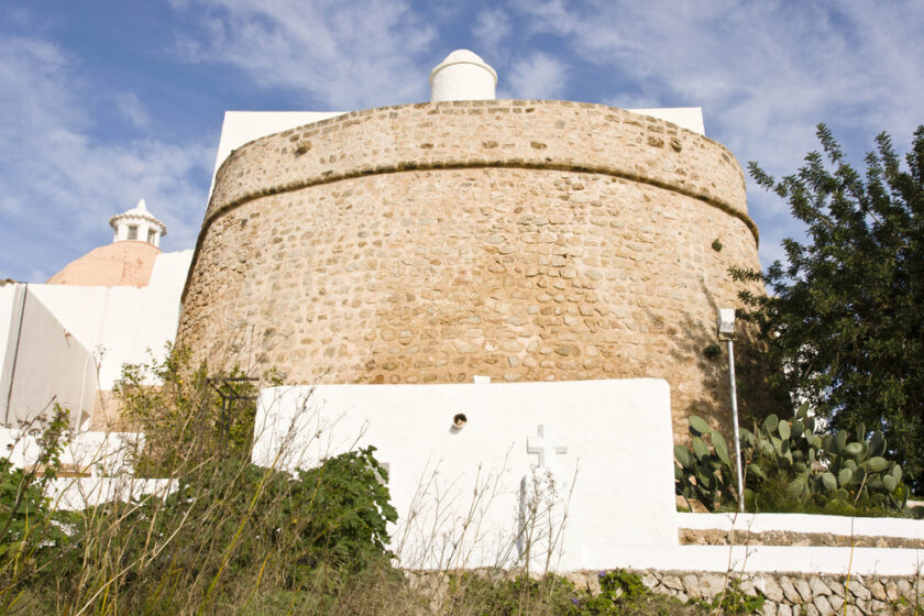 Torre del siglo XVI. Iglesia de Santa Eulària des Riu, (Puig de Missa), siglo XVI-XVIII. Ibiza.Balearic islands.Spain.