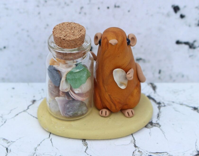 Solstice Minis Rat with his beach finds
