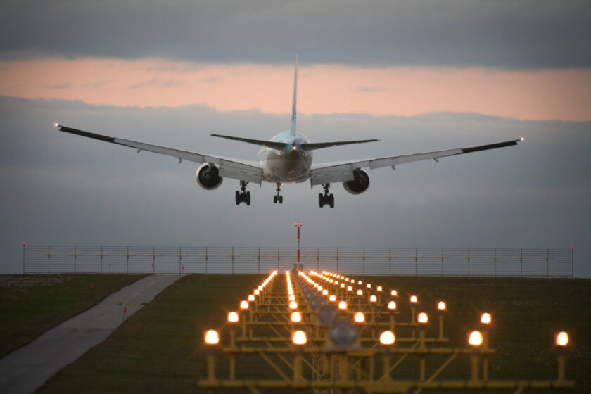 plane coming into land